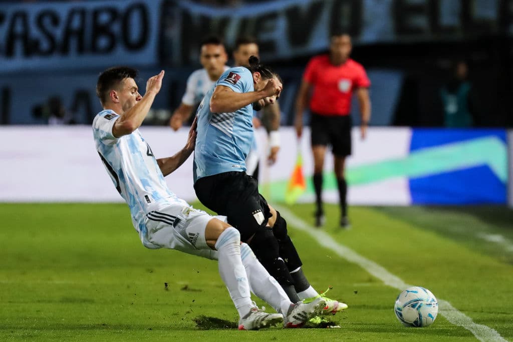 Con la ayuda de Paulo Dybala, Ángel Di María anota el único tanto del encuentro y le da la victoria 0-1 a Argentina sobre Uruguay.