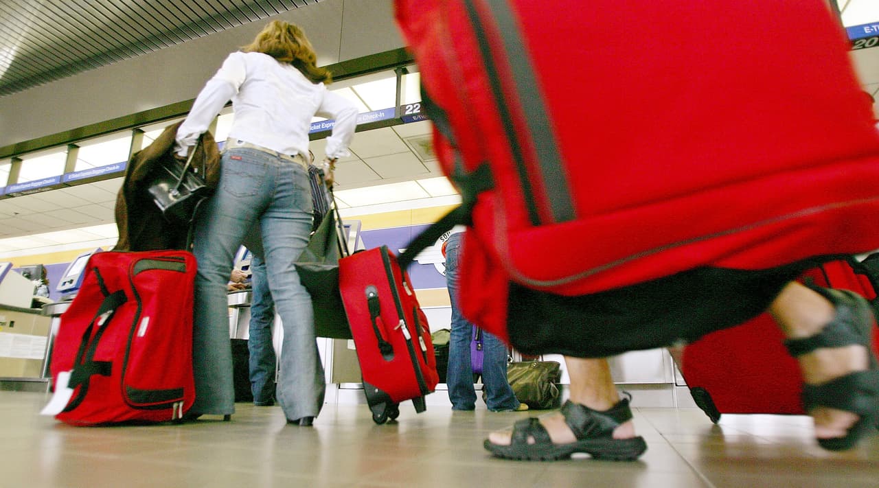 ¿Si soy indocumentado, puedo pedir un permiso de viaje para estas Navidades? Respondemos tus preguntas sobre inmigración