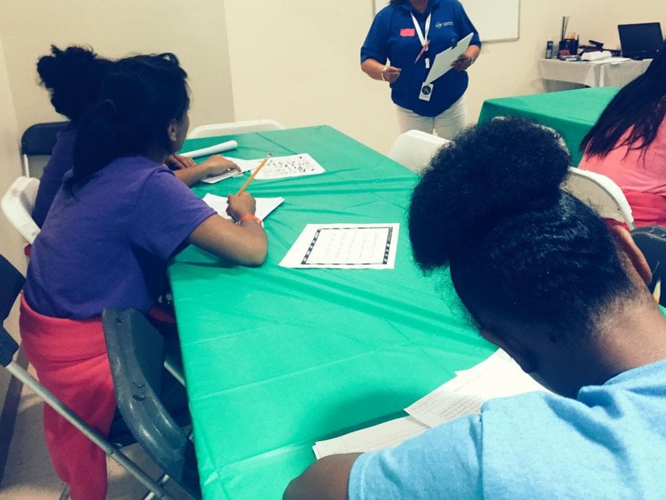 En la instalación de Homestead hay actualmente un total de 1,000 niños, según información recibida por la congresista demócrata Debbie Wasserman Schultz. Su portavoz, sin embargo, aseguró no saber en qué estado se encuentran los menores.