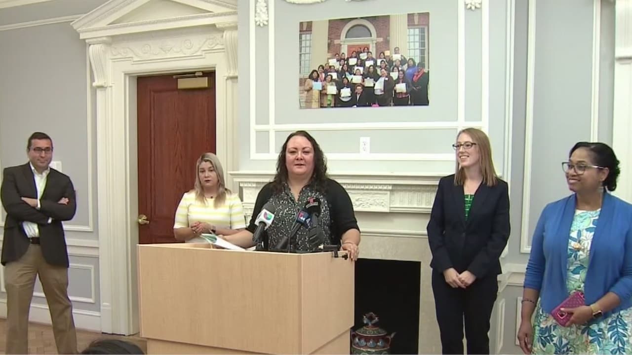 Una profesora mexicana y un estudiante hondureño, los primeros inmigrantes que demandan la regla de carga pública de Trump