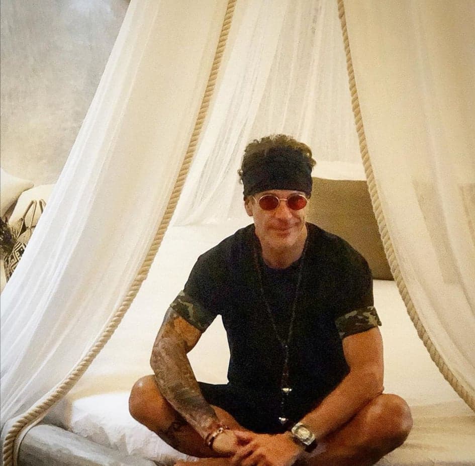 <b><a href="https://www.univision.com/famosos/fernando-carrillo-no-fue-el-unico-una-empleada-domestica-de-eugenio-derbez-tambien-lo-empujo-hacia-hollywood-fotos" target="_blank">Fernando Carrillo</a> </b>reveló que fumó 'sapo' como parte de lo que asegura fue una experiencia medicinal.