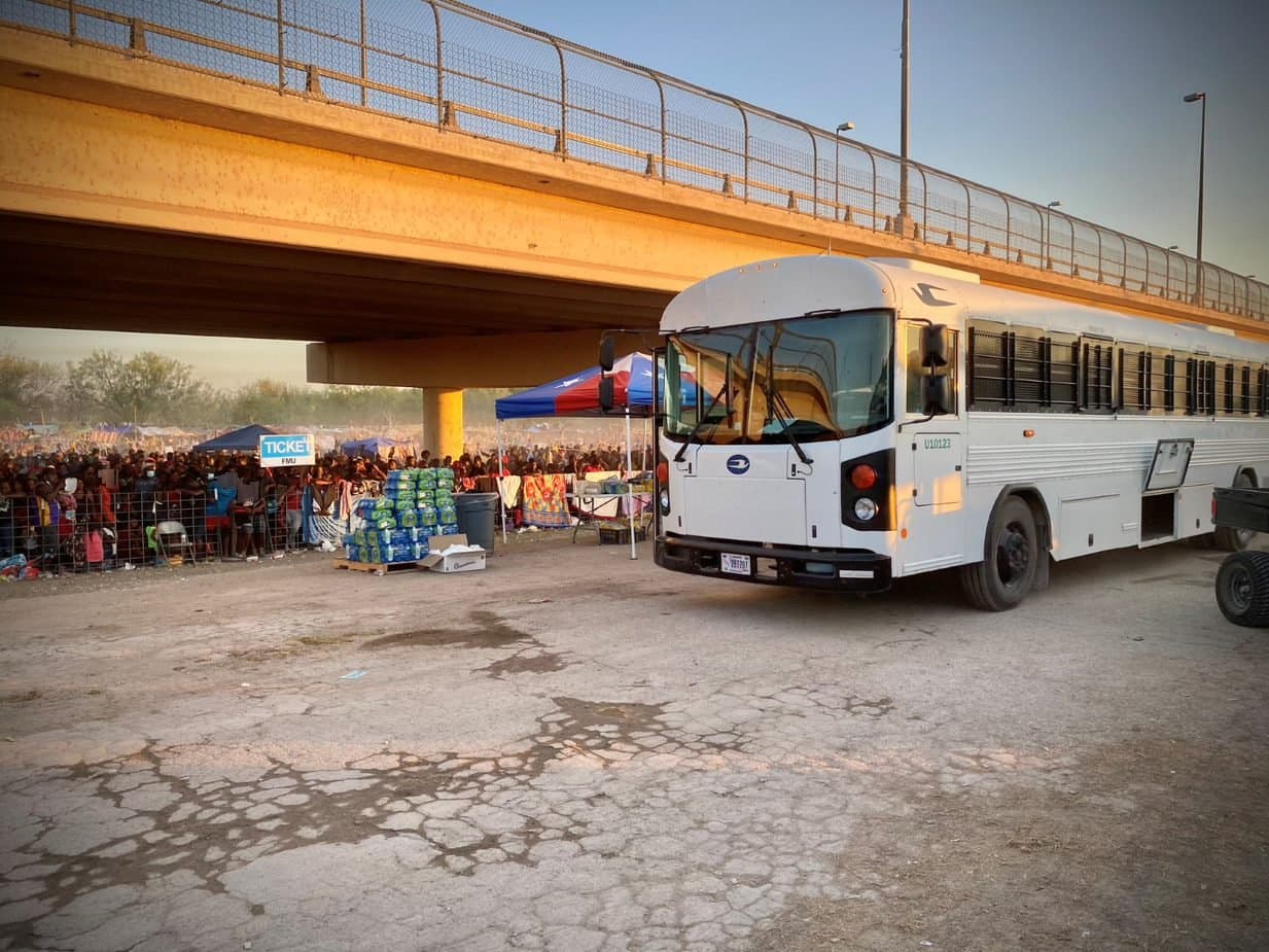 Un autobús frente al puente donde más de 10,000 haitianos esperan para ser procesados por las autoridades estadounidenses en Del Río, Texas , el 18 de septiembre. La repatriación comenzó durante el fin de semana