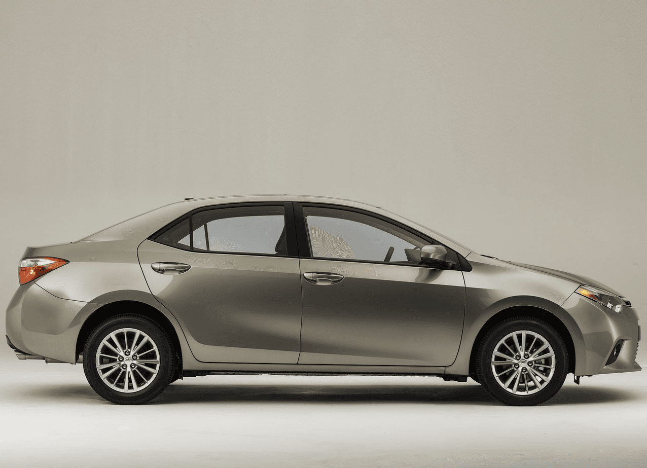 <b>Sedán compacto Toyota Corolla</b>: 
<br>El Toyota Corolla es el auto favorito de los latinos en Estados Unidos y este amor no es injustificado. El Corolla no sólo cuenta con la confiabilidad a (casi) toda prueba de la mayoría de los productos de Toyota, sino que muchos inmigrantes compran este modelo al llegar a Estados Unidos por la fama que les precede en sus países de origen. En compacto de Toyota es un auto que ha demostrado ser confiable y duradero, dos de las características más buscadas en automóviles de segunda mano. 
<br>
<br>Modelos de los años 2013 a 2014 con cerca de 45,000 millas de uso puede ser conseguidos por, o debajo de, nuestro límite de 10,000 dólares incluso con la certificación del fabricante. 
<br>
<br>En la imagen el 
<b>Toyota Corolla 2014</b>