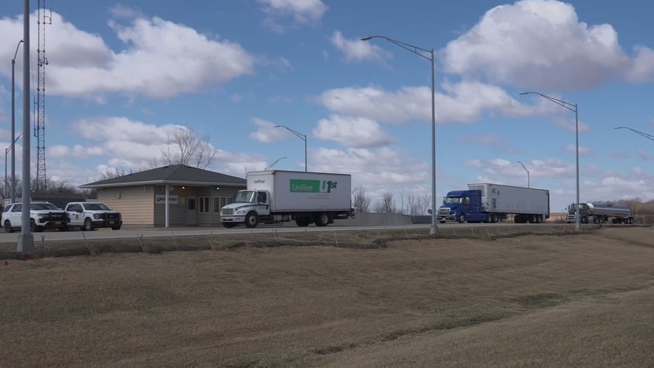 Arrestos de ICE en estaciones de pesaje de Iowa generan alarma entre conductores inmigrantes