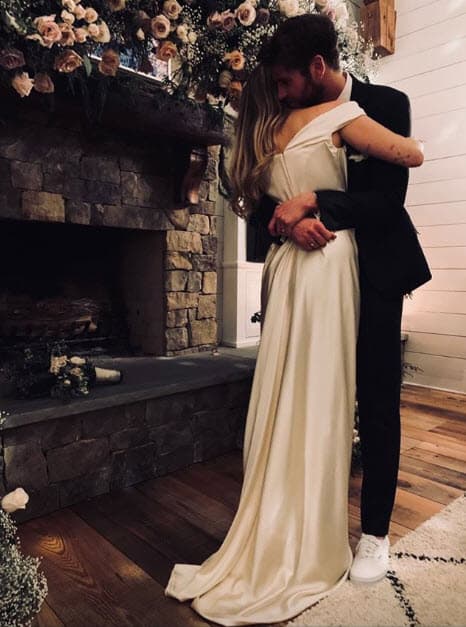 El vestido color marfil creado para Miley es de escote 'off-the-shoulders' y con un drapeado ajustado a la cintura, explicó la revista 
<a href="https://www.vogue.es/moda/tendencias/articulos/vestido-novia-miley-cyrus-vivienne-westwood-boda-liam-hemsworth/38348">Vogue</a>.
<br>