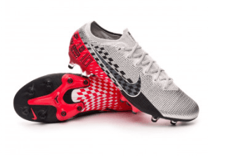 Neymar usó los Mercurial Vapor XIII Elite AG-Pro Neymar Jr Chrome-Black-red orbit-platinum tint en la temporada 2019-2020.