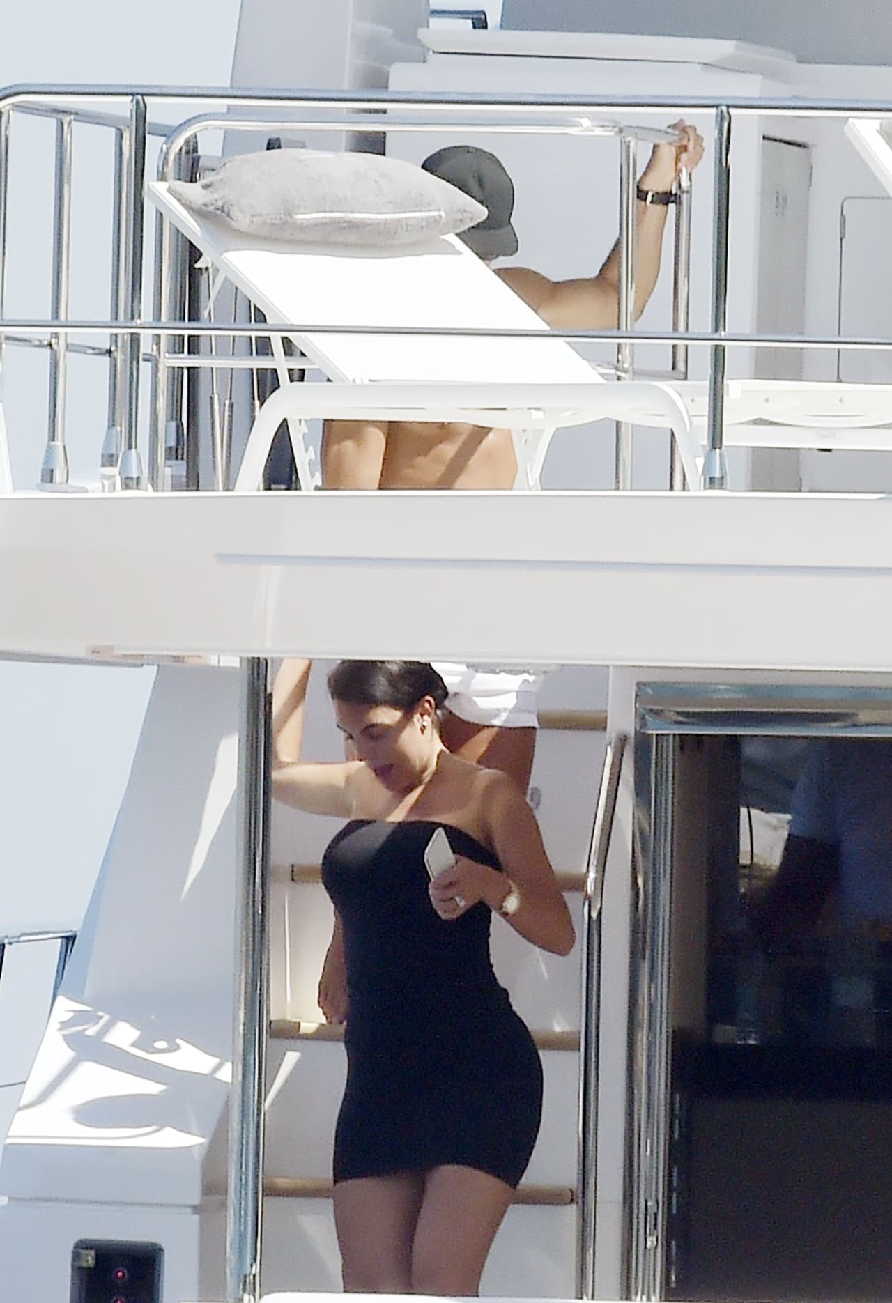 Además del bikini, Georgina utilizó un vestido negro.