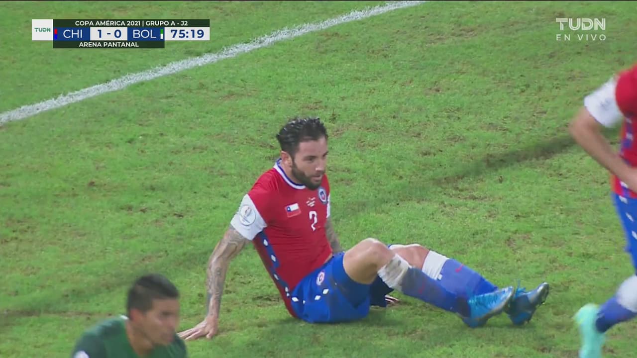 ¡Increíble falla! Eugenio Mena remata solo y desperdicia su cabezazo