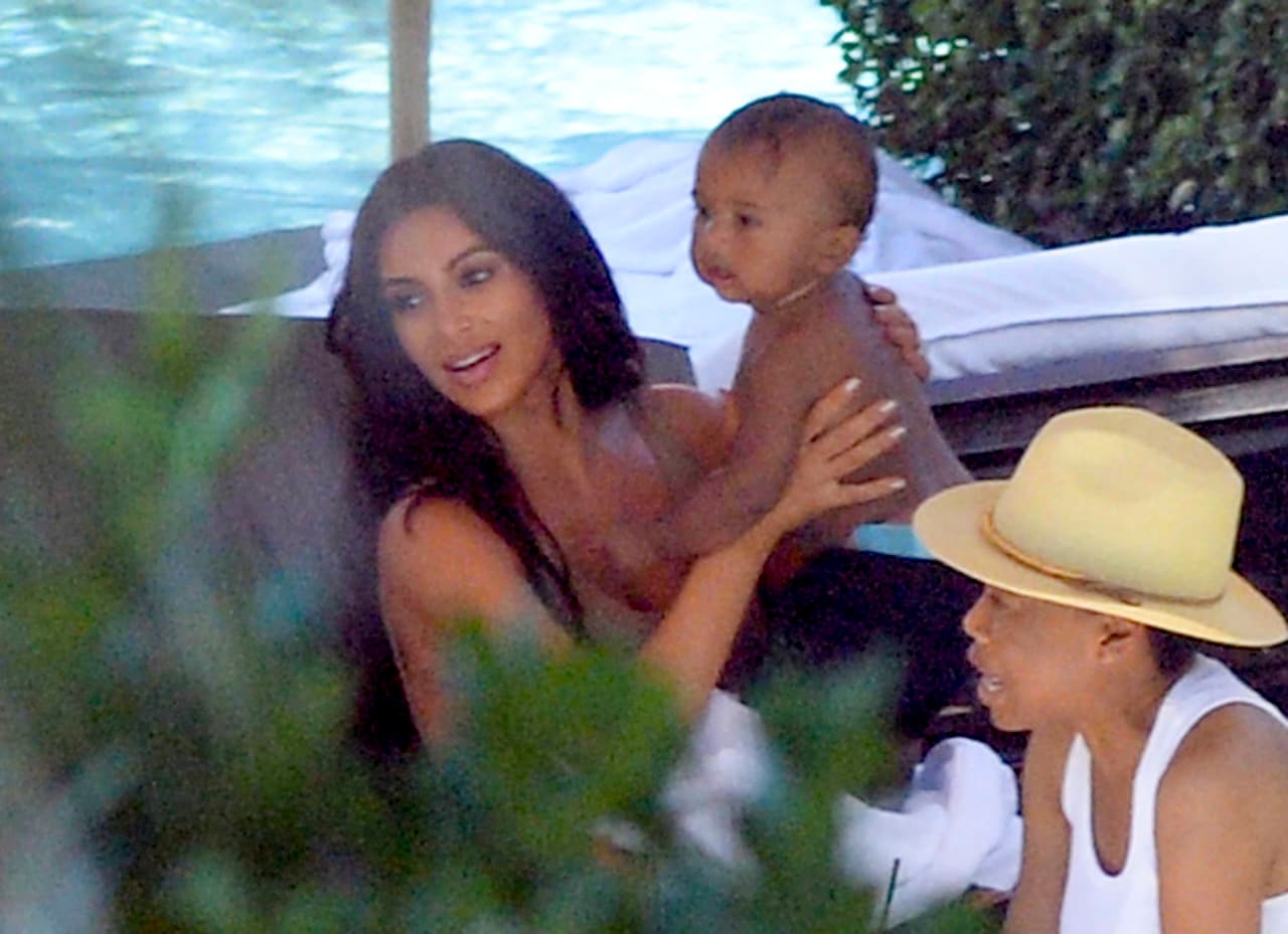 Su mami le quitó la toalla.