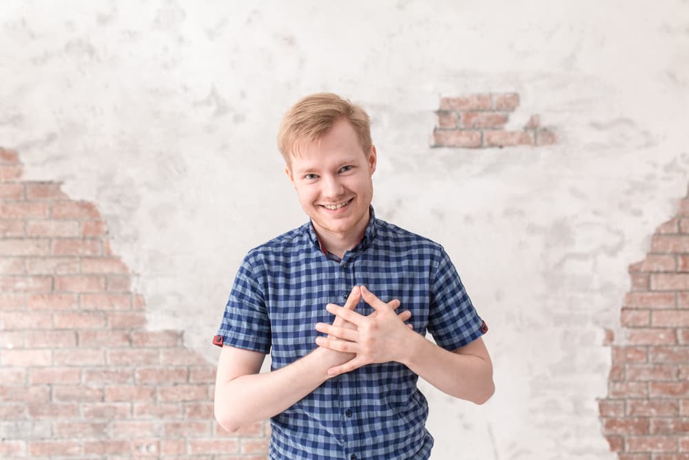 <b>Acuario</b>
<br>
<u>Sinceros mientras no se les toque su libertad</u>
<br>Acuario, como signo de aire, valora su libertad sobre todas las cosas y si para mantenerla es preciso callar la verdad, e inclusive mentir, lo hará sin pensarlo mucho. Sin embargo, no vayamos a pensar que es mentiroso por naturaleza pues seríamos injustos. Acuario ama la espontaneidad, ser libre bajo toda costa, su independencia.