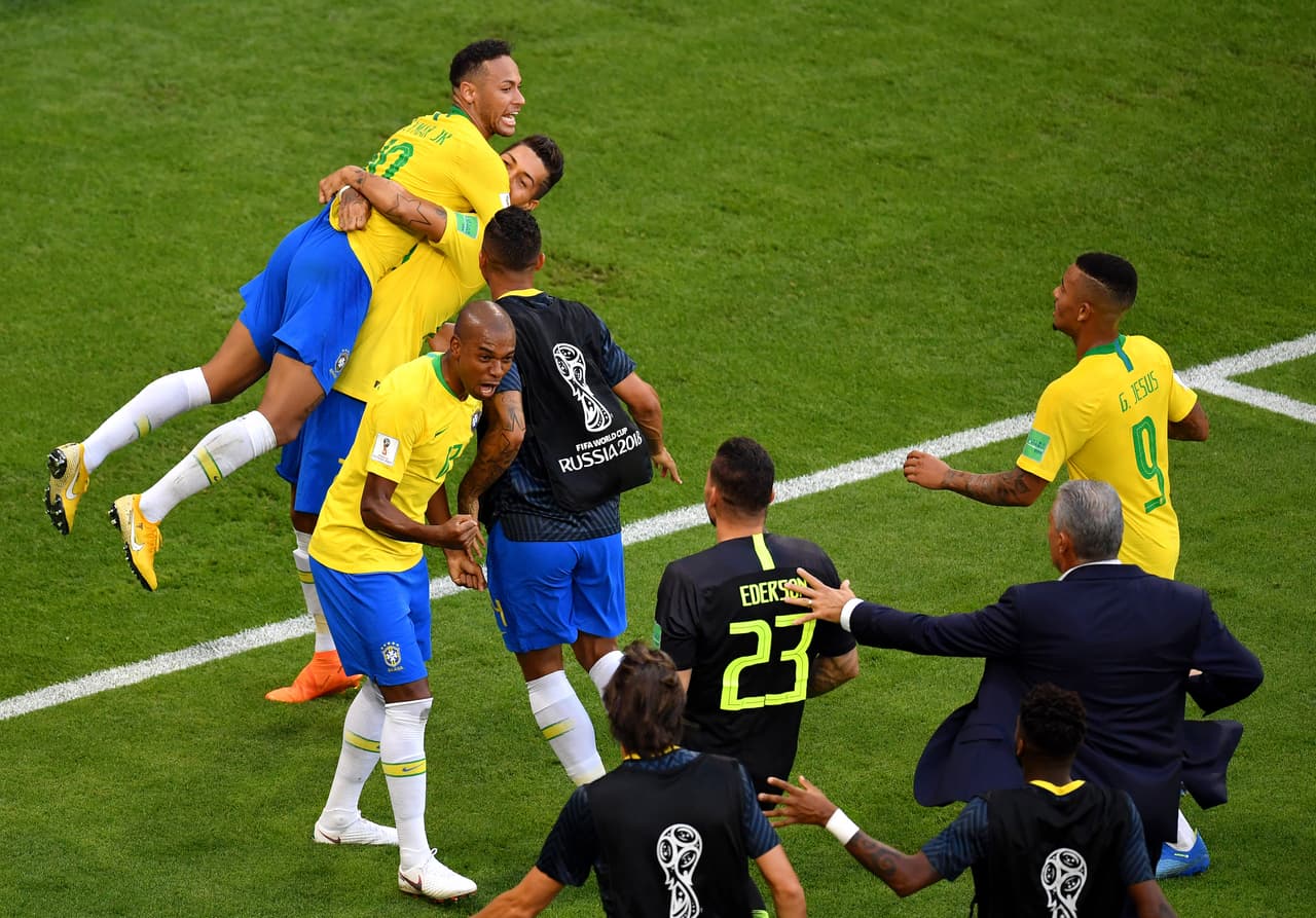 Neymar celebra con sus compañeros el 2-0 definitivo que instala a Brasil en cuartos de final, donde se medirá con el ganador entre Bélgica y Japón el próximo viernes en Kazán.