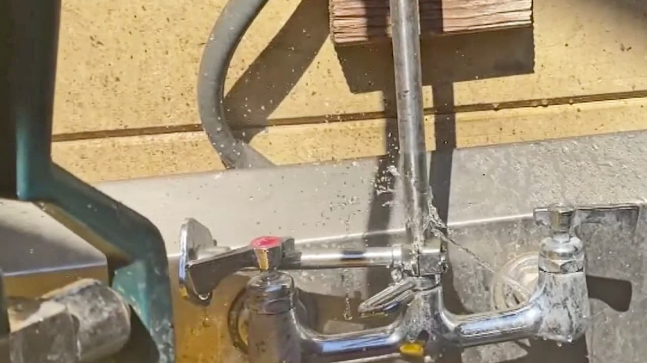 Algunos suelen darle golpecitos a las llaves de agua o tubos congelados para tratar de que suelten el hielo, pero 
<b>esto no es recomendable. Puede causarse un daño mayor.</b>