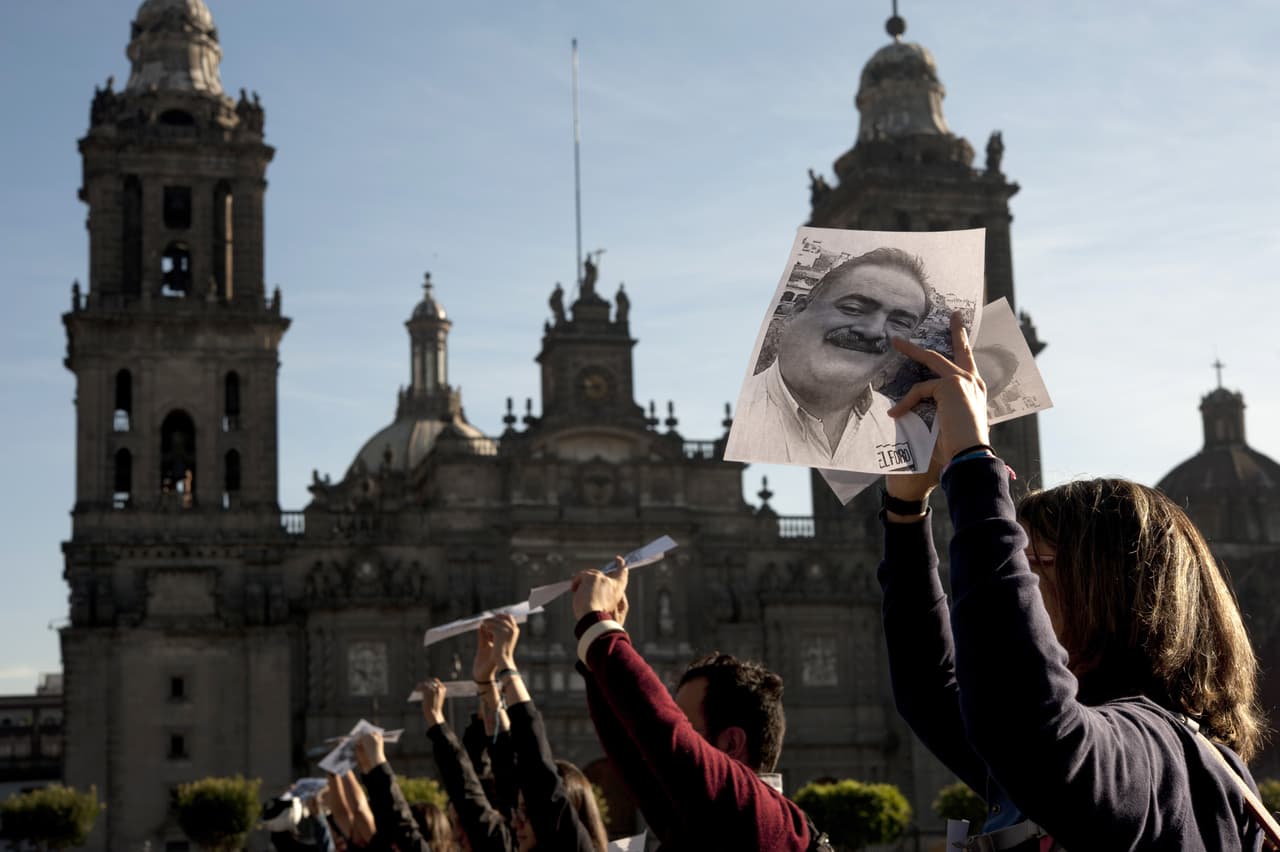 Fotoperiodistas y otros colegas de Francisco Pacheco, fundador y editor del periódico El Foro de Taxco, que fue asesinado a disparos el 25 de abril en Taxco, Guerrero. Durante la protesta, en la plaza de El Zócalo de Ciudad de México, mostraron imágenes del periodista.