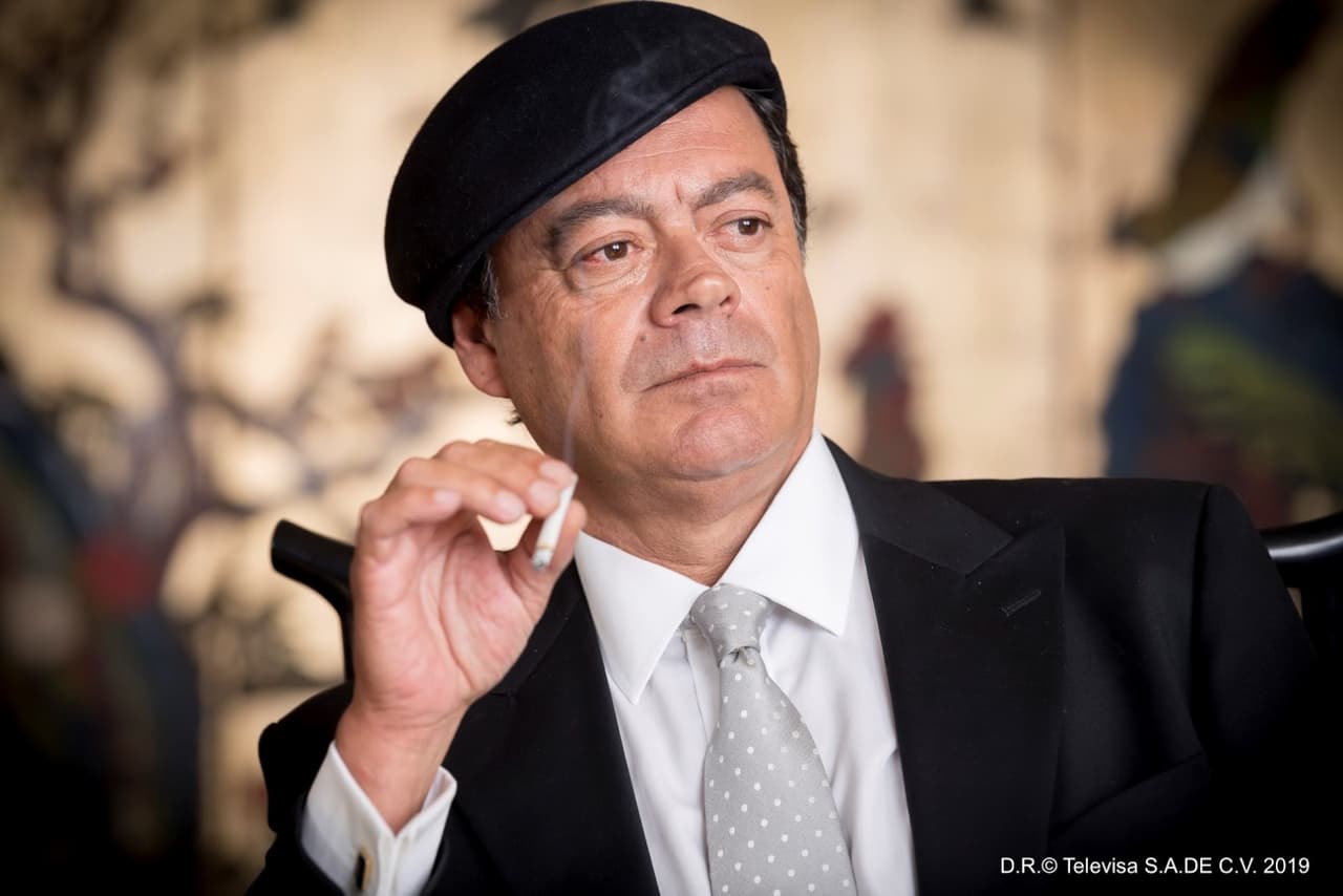 Otra personalidad importante en la vida de Silvia Pinal fue el director 
<b>Luis Buñuel</b>, interpretado por 
<b>Roberto Blandón</b>. La actriz participó en varias cintas del español, incluyendo ‘Viridiana’, cinta que la lanzó al estrellato internacional.