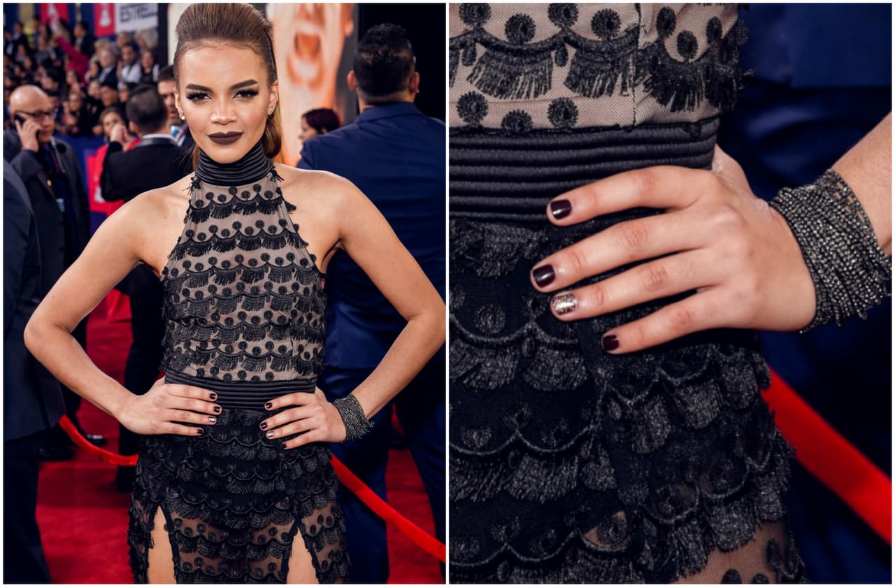 Leslie Grace llevaba a todo los colores de invierno, en tonos oscuros.