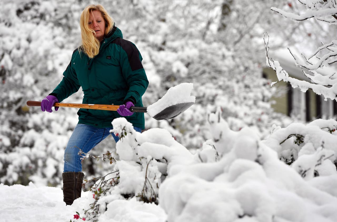 <b>Kennesaw, Georgia.</b> Laura Washington quita con su pala parte de la nieve que se acumula en las afueras de su casa. Las heladas temperaturas de este frente frío se combinaron con la humedad del Golfo de México para traer un clima invernal con nevadas inusuales a partes del sur de EEUU.