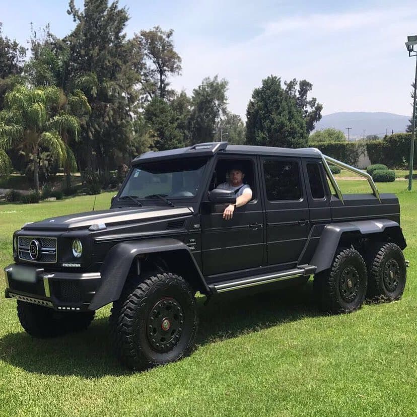 Uno de los vehículos favoritos de su colección es la camioneta Mercedes-Benz G 63 AMG 6X6, la cual presume en sus redes sociales constantemente.