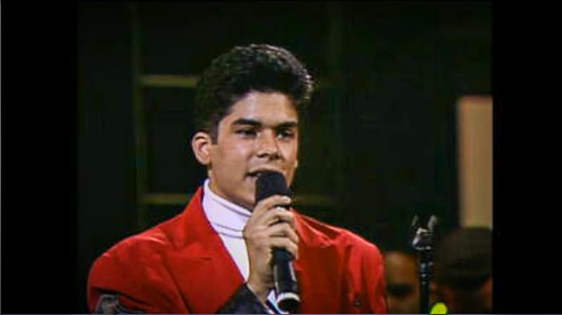 Fue la primera aparición de Jerry Rivera en Premio Lo Nuestro. Con tan sólo veinte años se llevó el premio al Artista del Año en la categoria Tropical/Salsa y Mejor Álbum ('Cuenta conmigo') en la misma categoría. Y obvio, cantó para sus fans 'Cuenta conmigo'.