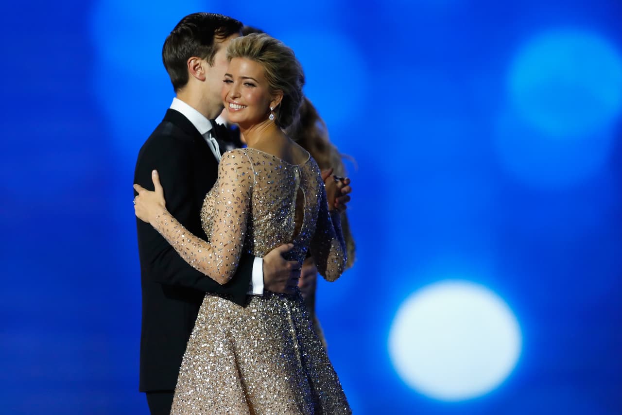 Tanto ella como su esposo Jared Kushner, también exasesor de Trump, 
<b><a href="https://www.univision.com/noticias/estados-unidos/ivanka-compra-terreno-iglesias-creek-florida">adquirieron recientemente un lote de $30 millones</a> en la isla Indian Creek.</b>
<br>