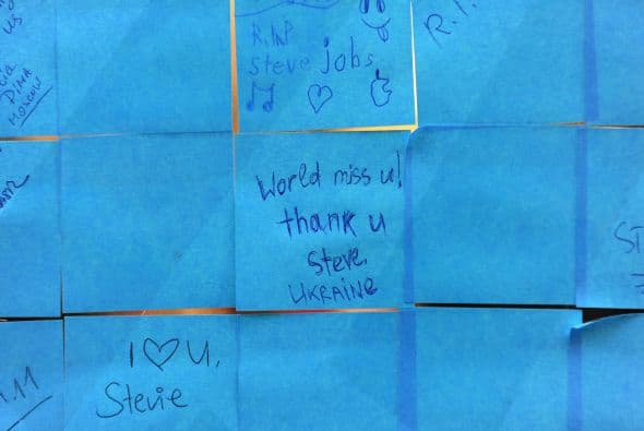 En tanto, para el resto del mundo el portal online "Remembering Steve" de Apple (www.apple.com/stevejobs/) permitió al público en general expresar su dolor por la pérdida del emblemático empresario, considerado un visionario por sus productos que revolucionaron la vida cotidiana de millones de personas.