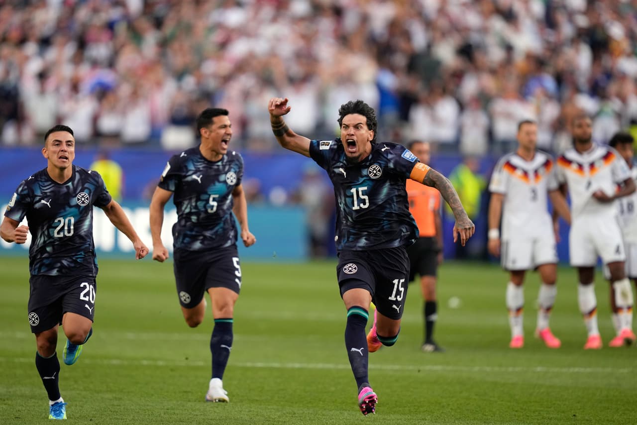 El paraguayo Gustavo Gómez celebra tras ganar el partido de dieciseisavos de final de la Copa del Mundo entre Alemania y Paraguay en Foxborough, Massachusetts, cerca de Boston, el lunes 29 de junio de 2026.