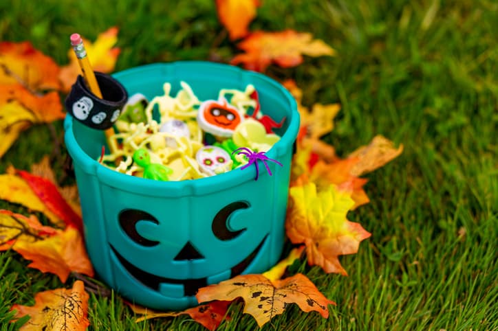 <b>Sustitutos para los caramelos</b>. Existen campañas como
<a href="https://www.foodallergy.org/education-awareness/teal-pumpkin-project">Teal Pumpkin Project</a> que promueven que las personas entreguen
<i> treats</i> que no sean caramelos ni contengan otros ingredientes que pueden estar restringidos para niños con alergias alimentarias. Los niños seguramente agradecerán si en vez de un caramelo, reciben un regalito más permanente como un lápiz decorado o pequeños juguetes. Ponte de acuerdo con tus vecinos y evalúa si esto es una opción.
<br>