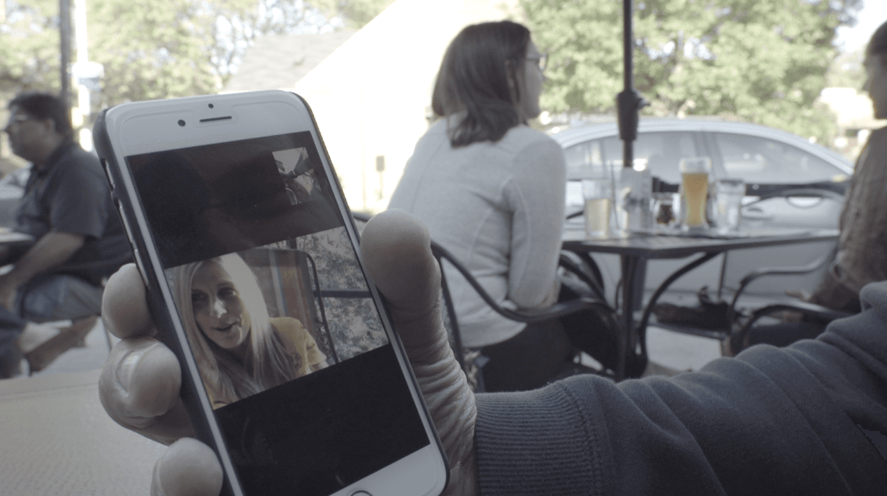 No solo con Christian, Mark también está en contacto a la distancia con su esposa, Kelley, mientras ella es profesora en Hershey, Pensilvania, donde nació Mark.