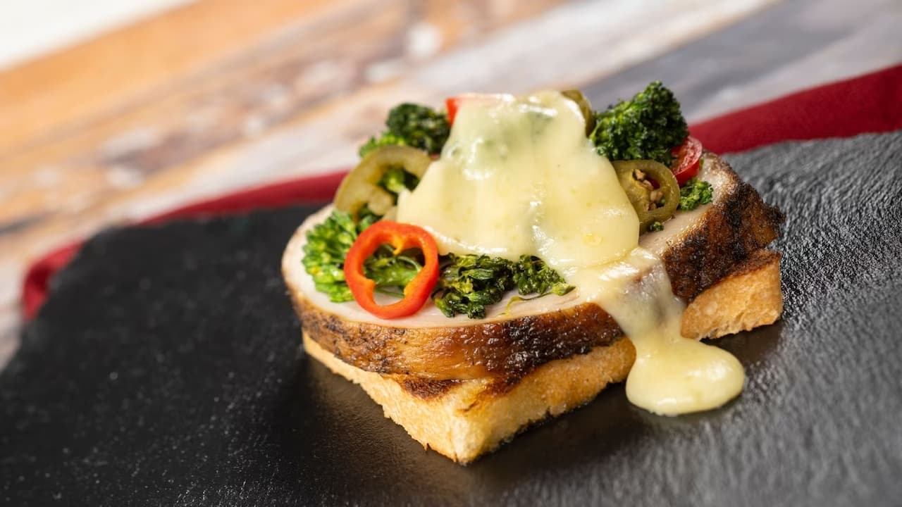 Hay siete platos vibrantes y una delicia en tecnicolor para disfrutar al final de tu travesía. Usa tu Pasaporte del Festival para buscar los artículos del menú, colecciona una estampilla después de cada compra, al juntar cinco recibirás un regalo.