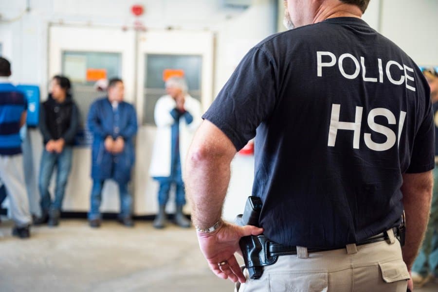 Una redada masiva: ICE pagará $1 millón a 97 migrantes que detuvo, según un acuerdo preliminar