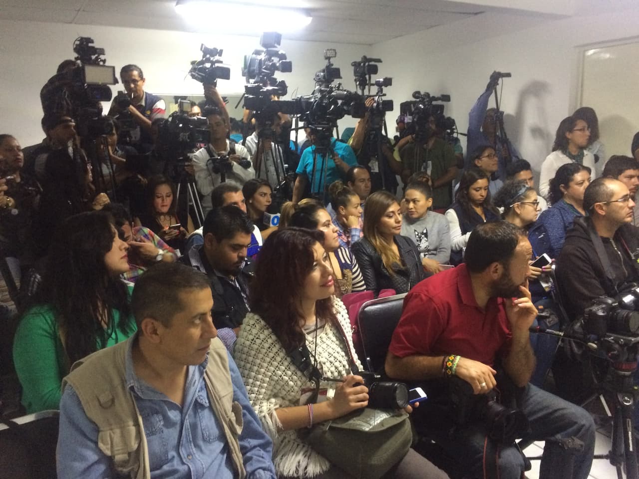 Medio nacionales e internacionales se dieron cita para escucharlo: “Les puedo decir que estamos tranquilos y contentos y estamos bajo el asesoramiento de los profesionales ya viéndolo con la seriedad que se requiere este tema y esperando pronto terminar con esta incertidumbre.”