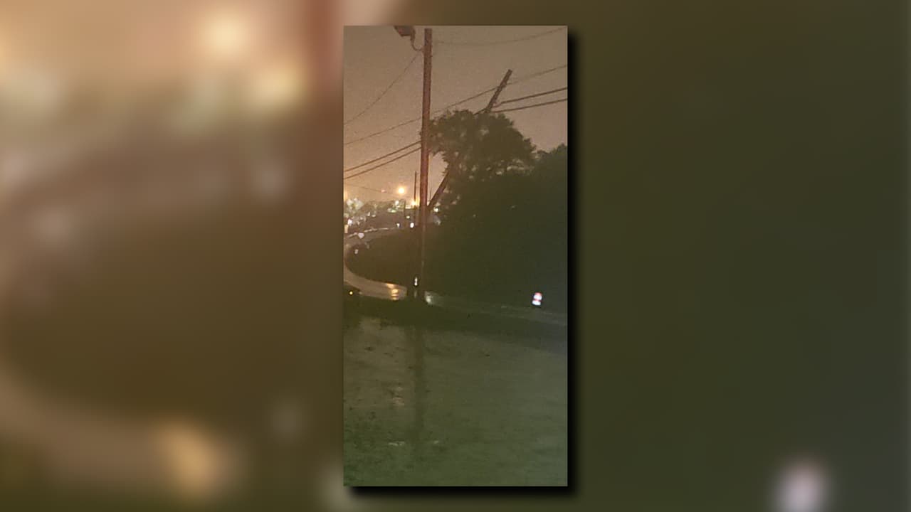 Parte del tendido eléctrico en Cumming Hwy at Scott Rd se cayó tras el paso de Zeta.