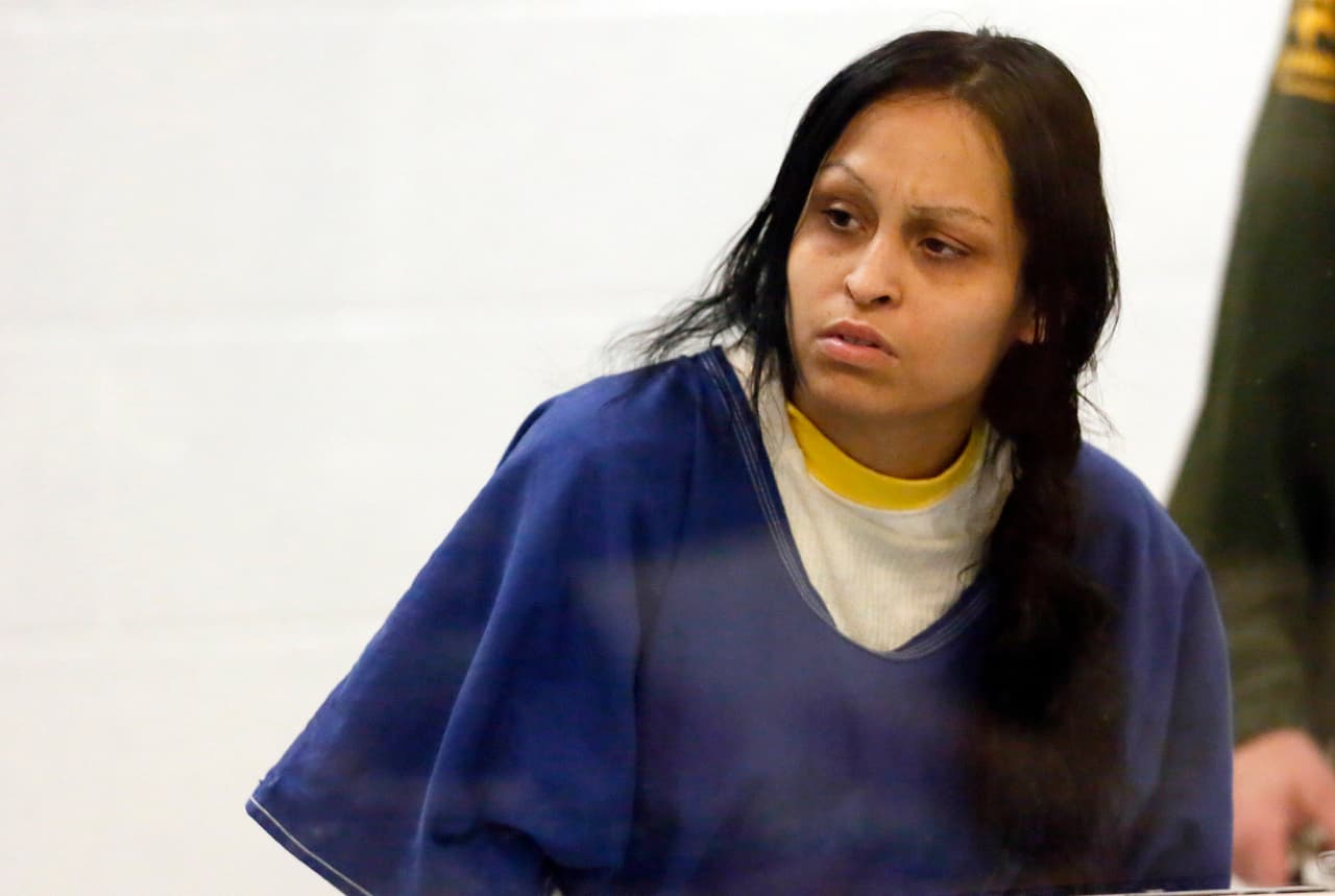 Los problemas de drogadicción Pearl Fernández permitieron que sus abuelos lograran la custodia de Gabriel a los pocos meses de nacido. 
<br>En la fotografía, Fernández en su presentación a la corte cuatro días después de la muerte de Gabrielito, el 28 de mayo de 2013.