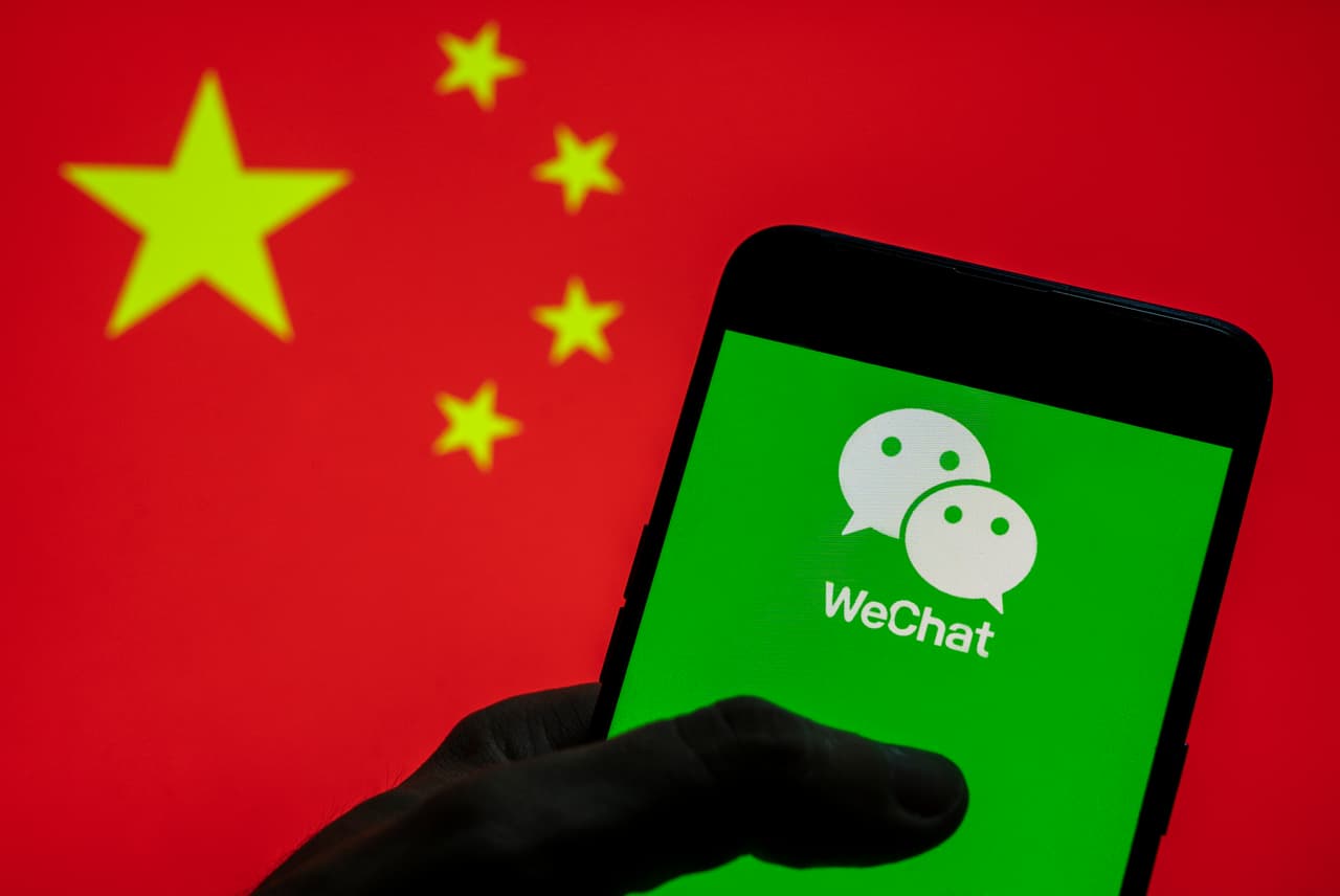 <b>Puesto 10. WeChat</b>
<br>
<br>Valor de la marca en 2021: 67,900 millones de dólares.
<br>
<br>Cambio en el valor de la marca de 2020 a 2021: +25.4% (+13,800 millones de dólares).
<br>
<br>Sector: tecnología.
<br>
<br>País: China.
<br>
<br>WeChat es una de las aplicaciones de mensajería más populares del mundo. Es propiedad del gigante tecnológico chino Tencent y reportó más de 1,200 millones de usuarios activos mensuales a finales de 2020.