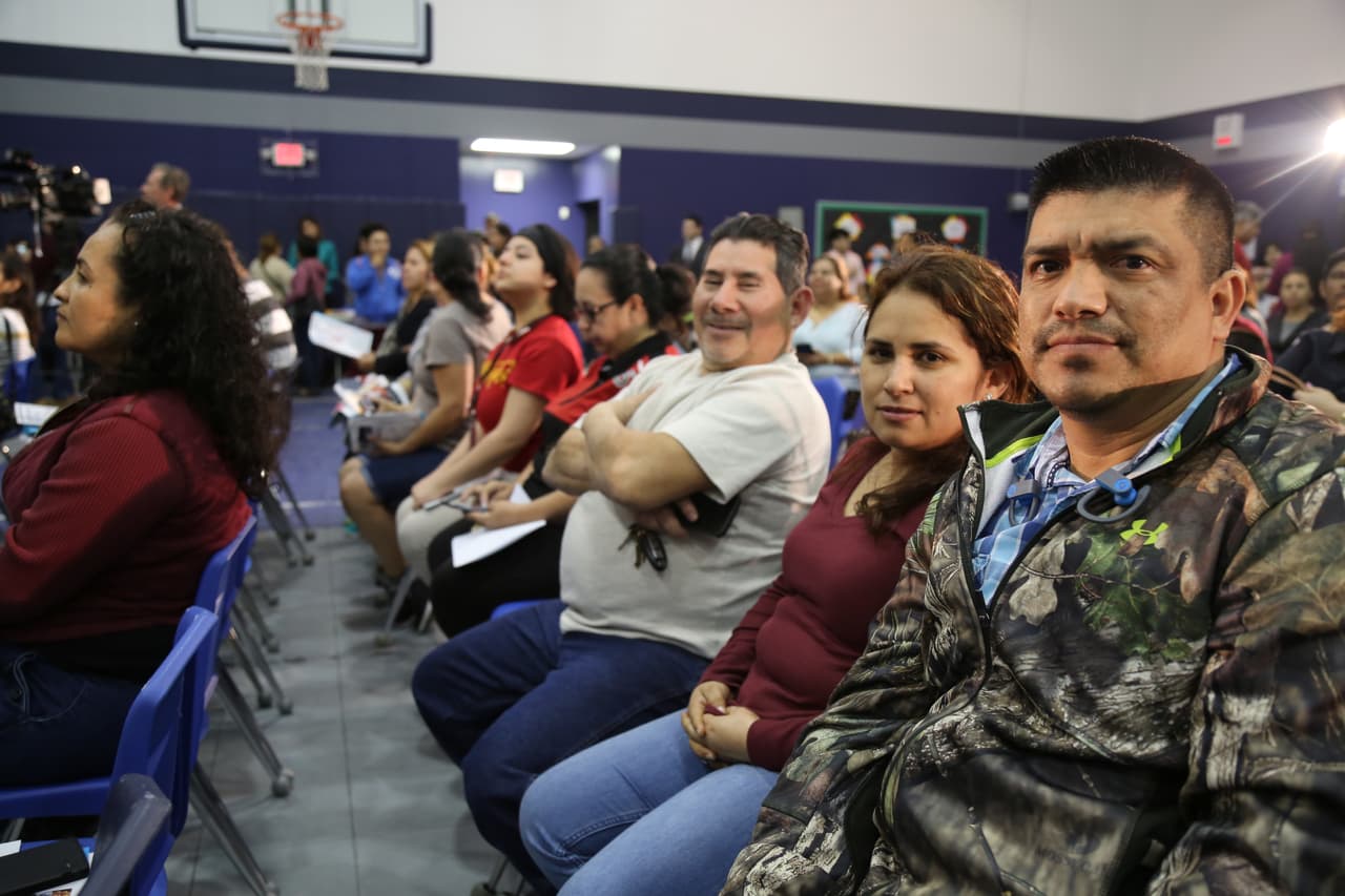 Al comienzo, los asistentes al foro informativo de inmigración se mostraban un poco intimidados ante la presencia de las cámaras de televisión, pero luego accedieron amablemente a ser fotografiados.