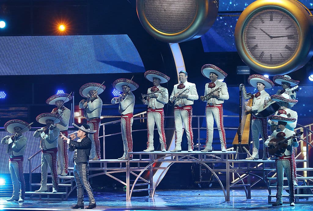 Aunque la radio ha estado dominada por música urbana, Espinoza Paz se las ha ingeniado para "colarse" en las emisoras de manera constante.