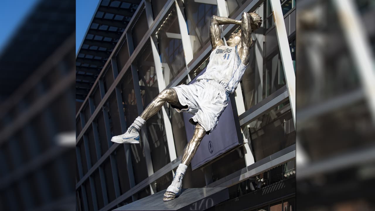 El jugador de la NBA Dirk Nowitzki es inmortalizado en la ciudad de Dallas con una estatua de 23 pies de altura