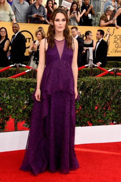 Keira Knightley, presumiendo su pancita de embarazo en morado.