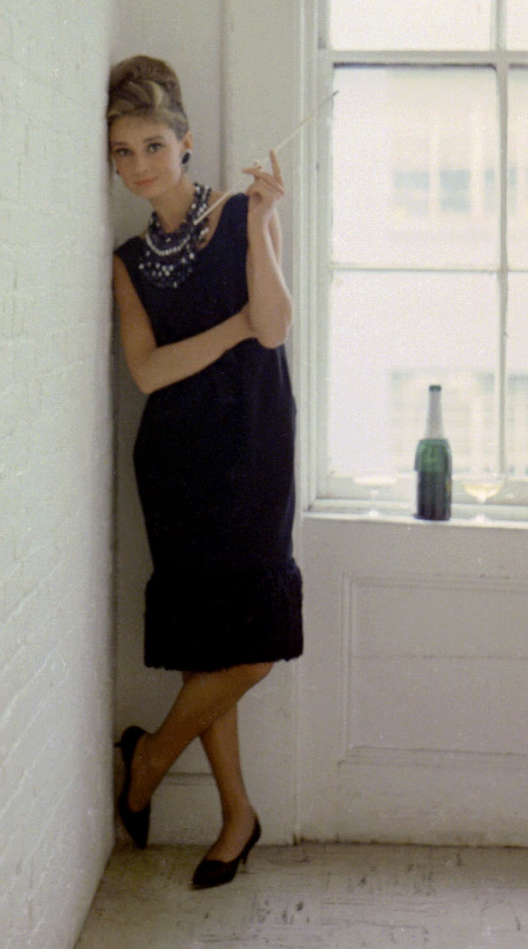 Finalmente, los fashionista de Internet comentaron que luego de ver a Kim usar el vestido de Marylin Monroe, ahora temían que también quisiera utilizar el legendario ‘little black dress’ que 
<b>Audrey Hepburn</b> vistió en ‘Breakfast at Tiffany’s (1961).