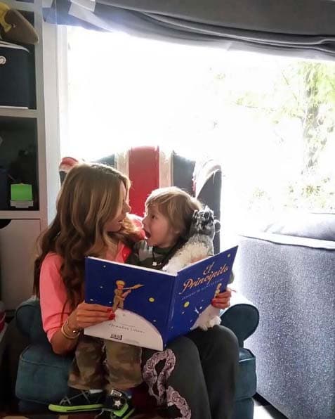 Gali siempre se da el tiempo de leer con su hermoso hijo.