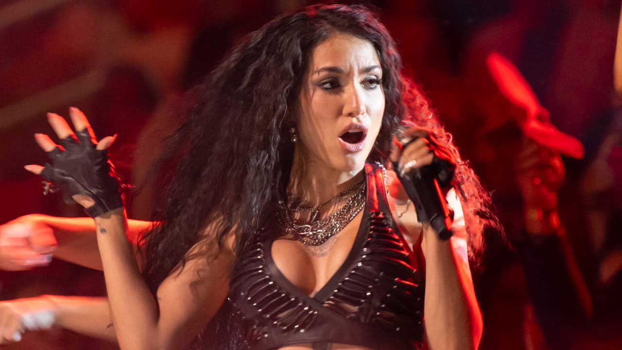 María Becerra sube la temperatura en Premio Lo Nuestro con 'Hace Calor' sobre el escenario