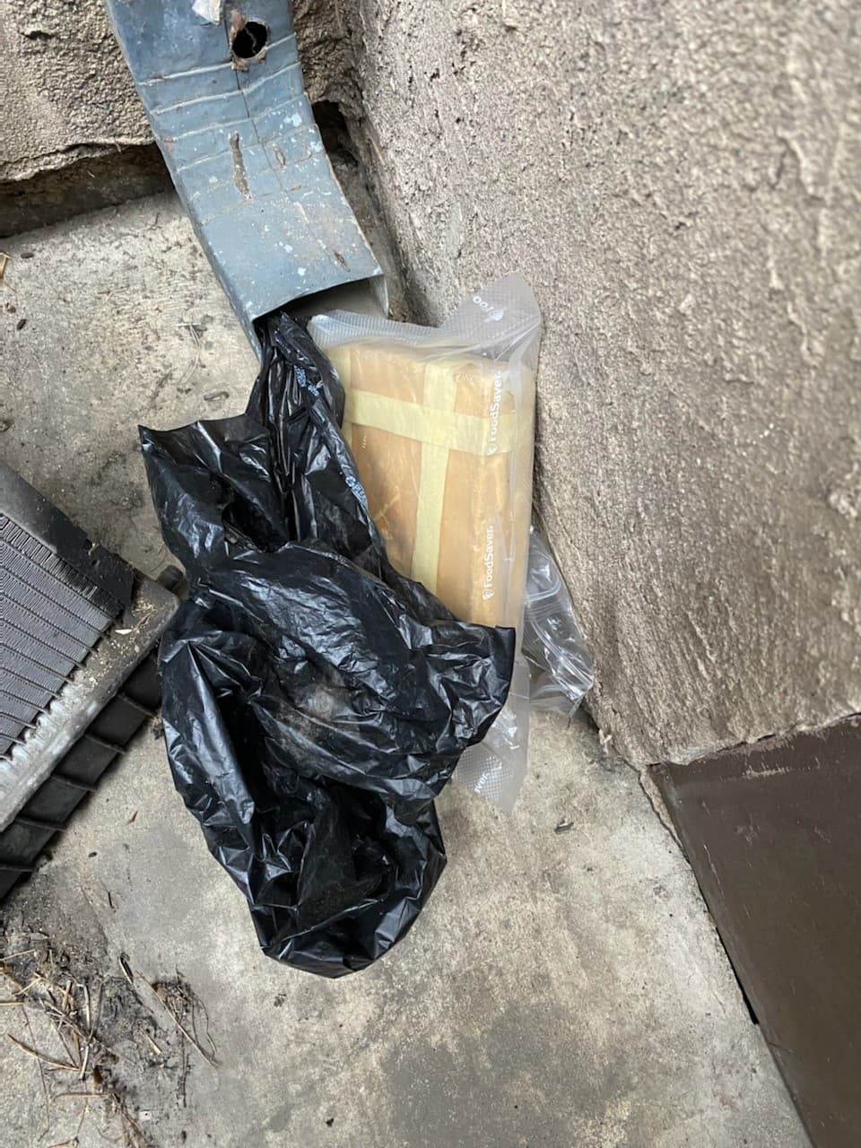 Estas organizaciones con sede en Estados Unidos son responsables de “distribuir narcóticos localmente a otros distribuidores de drogas y de enviar grandes cantidades de dólaeres a los carteles de México y “están involucradas en el lavado de dinero en pesos en el mercado negro”.