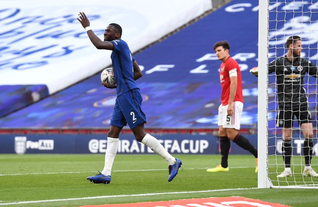 Manchester United 1-3 Chelsea | Oliver Giroud (45+11’) adelantaba a los de Lampard. Mount (46’) hizo el segundo y Maguire (74’) sepultó a los de Manchester con un autogol. El descuento llegó de los botines de Bruno Fernandes quien cobró una pena máxima. Chelsea se enfrentará al Arsenal en la final de la FA Cup, una de las competiciones más añejas del futbol mundial.