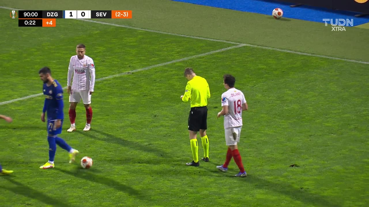 ¡Tarjeta Roja! Thomas Delaney recibe la segunda amarilla y se va del juego.
