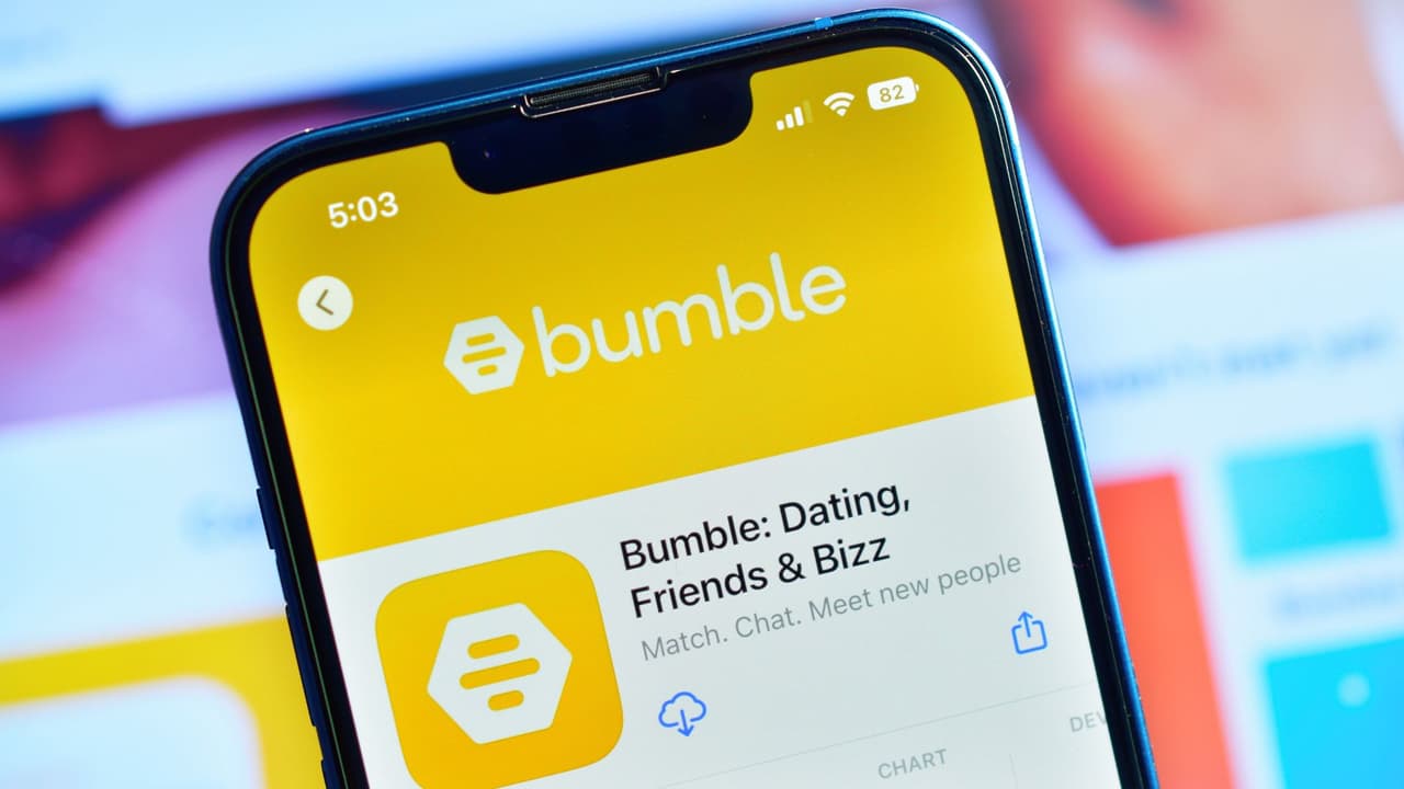 <h3 class="cms-H3-H3">¿Qué está pasando con Bumble?</h3>
<br>Según reportes, la compañía explicó que
<b> los recortes forman parte de una reestructura para enfocarse en sus nuevas prioridades estratégicas</b>. Aunque no se especificó 
<b>cuándo ni qué puestos se verán afectados</b>, sí se informó que la medida 
<b>generará gastos por entre $13 y $18 millones en compensaciones y beneficios para los empleados impactados</b>, principalmente en el tercer y cuarto trimestre de este año. A cambio,
<b> esperan ahorrar hasta $40 millones anuales</b>, dinero que, según Bumble, se invertirá en mejorar la app, su tecnología y nuevas funciones.