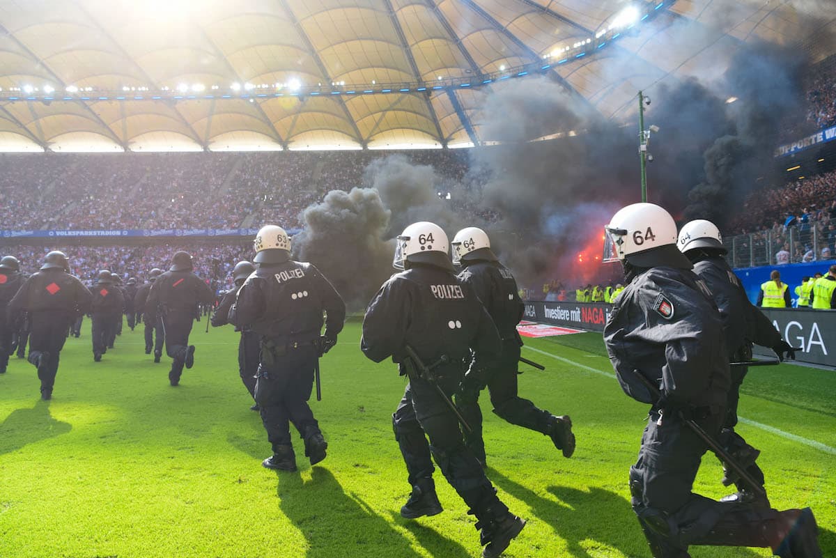 Se detuvo el reloj y entre grandes disturbios, Hamburgo descendió tras 55 años