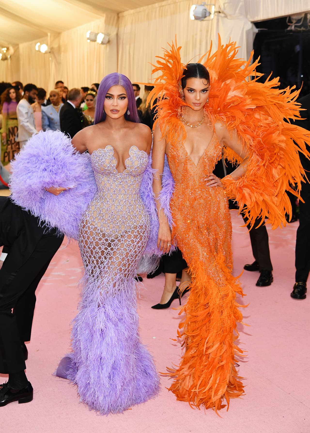 <b>Kylie y Kendall</b> no se quedaron atrás y se presentaron en conjunto con vestidos emplumados a juego. Ambos corrieron a cargo de la firma Versace.