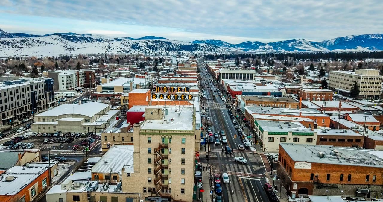 <b>Puesto 15. Bozeman, Montana</b>
<br>
<br>Variación del precio promedio de la vivienda en un año: +21.4% (+100,512 dólares).
<br>
<br>Valor promedio de la vivienda en marzo de 2021: 571,237 dólares.
<br>
<br>Variación de la población en un año: +3.6% (+1,625 habitantes).
<br>
<br>Población: 46,746 habitantes.
<br>
<br>Variación del ingreso familiar promedio en un año: +7.1% (+3,673 dólares).
<br>
<br>Ingreso familiar promedio: 55,569 dólares.
<br>
<br>Casi todas las ciudades incluidas en el estudio informaron un crecimiento año tras año en el ingreso familiar promedio, según los datos disponibles más recientes del censo.
<br>