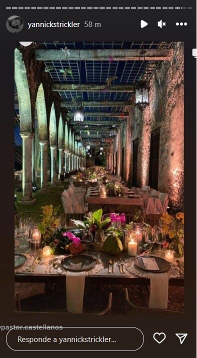 En la decoración resaltó la iluminación a la luz de las velas, flores amarillas y la fina cristalería en las mesas rectangulares.