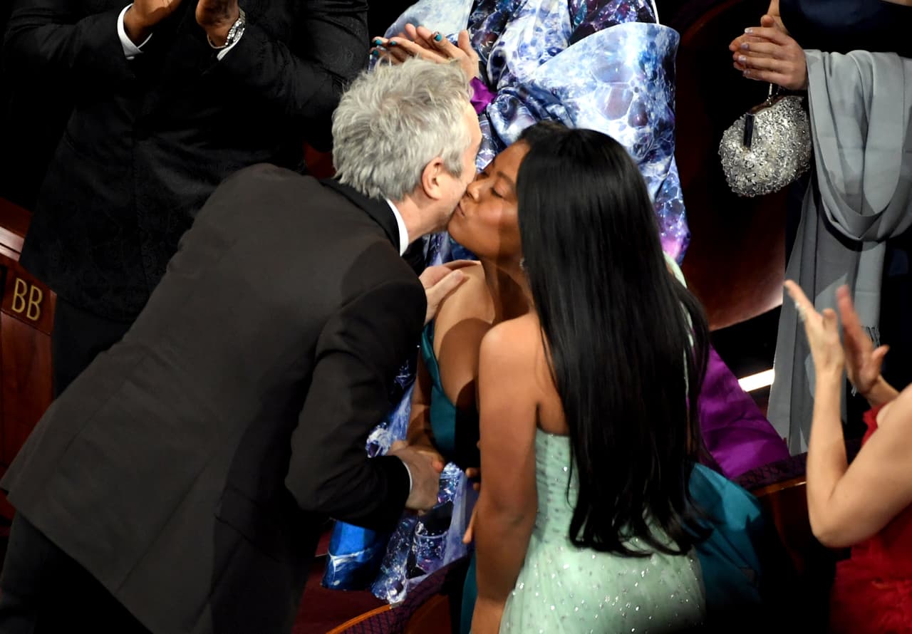 <b>6. Los besos de Yalitza (y su mamá):</b> La actriz y su madre fueron captadas felicitando efusivamente en varias ocasiones a Alfonso Cuarón.