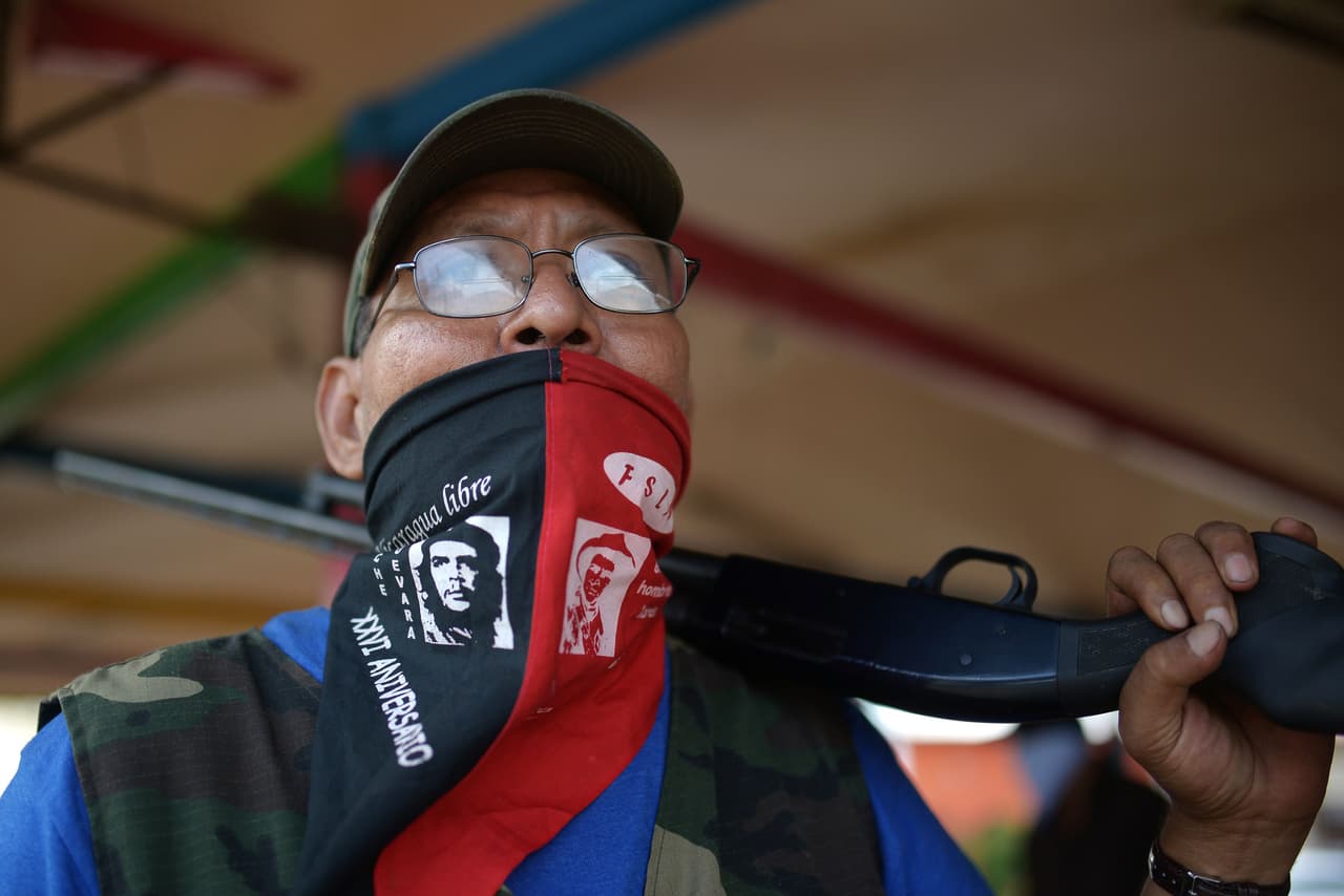 Tras la toma de la ciudad, las banderas azules y blancas que usaban los manifestantes fueron sustituidas por la roja y blanca representativa del sandinismo.